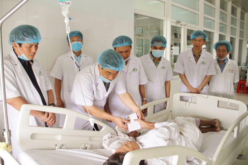 Thăm hỏi và tặng quà cho bệnh nhân nặng đang điều trị tại BV Hữu nghị Đa khoa Nghệ An