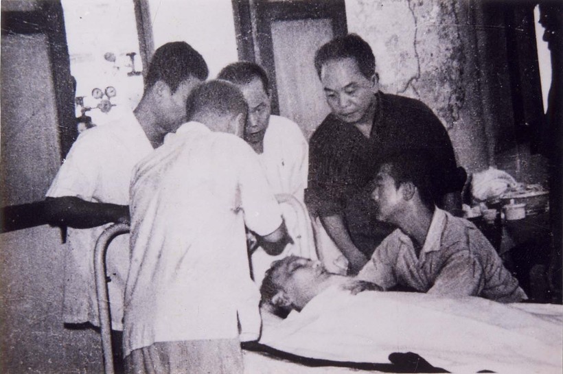Đại tướng Võ Nguyên Giáp và các đồng chí lãnh đạo Đẩng, Nhà nước bên giường bệnh Hồ Chủ tịch