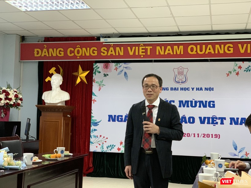 GS.TS. Tạ Thành Văn – Hiệu trưởng Trường Đại học Y Hà Nội - báo cáo tình hình hoạt động của Trường với các thế hệ đi trước