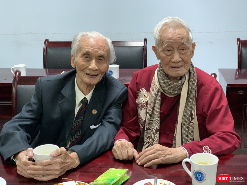 Hai vị giáo sư cao tuổi và tên tuổi 