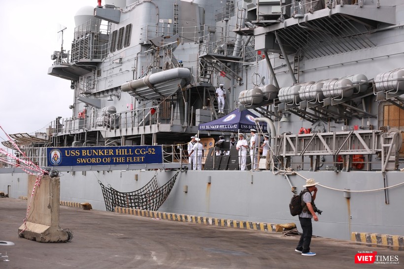 “Đột nhập” tuần dương hạm USS Bunker Hill vừa cập cảng Đà Nẵng