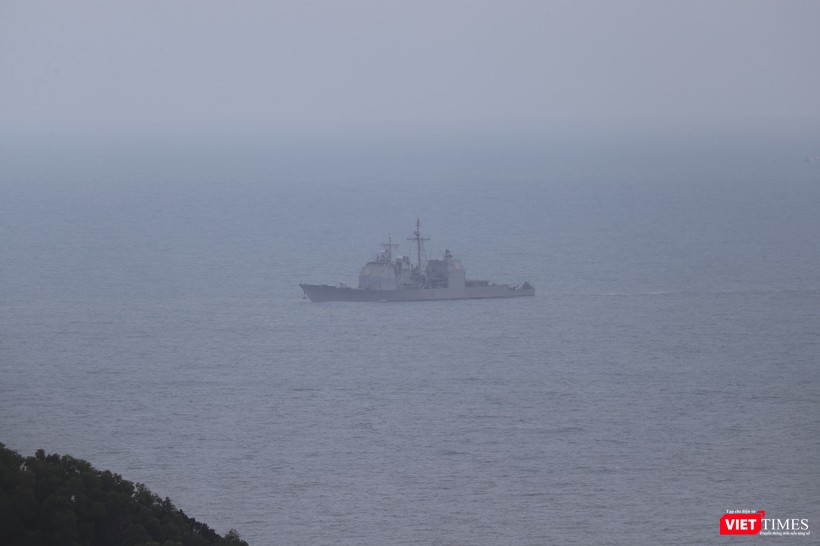 Cận cảnh tuần dương hạm USS Bunker Hill hộ tống tàu hàng không mẫu hạm USS Theodore Roosevelt.