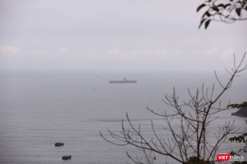 Đội tàu Mỹ đang từ từ tiến vào vịnh Đà Nẵng