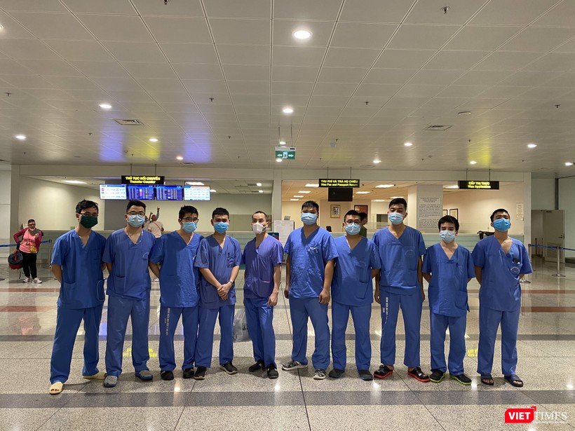 Các cán bộ của Trường Đại học Y Hà Nội túc trực hàng ngày tại sân bay Nội Bài để lấy mẫu xét nghiệm cho hành khách