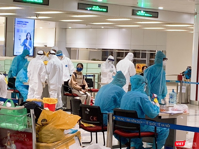 Lấy mẫu xét nghiệm cho toàn bộ hành khách nhập cảnh từ châu Âu, Anh và Mỹ