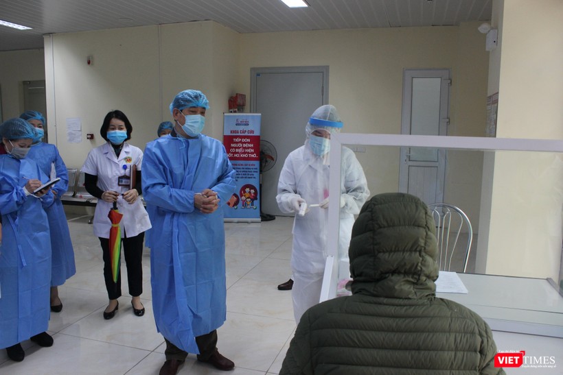 PGS.TS. Lương Ngọc Khuê - Cục Quản lý Khám, chữa bệnh (Bộ Y tế) kiểm tra công tác phòng dịch tại BV E sáng nay 5/4