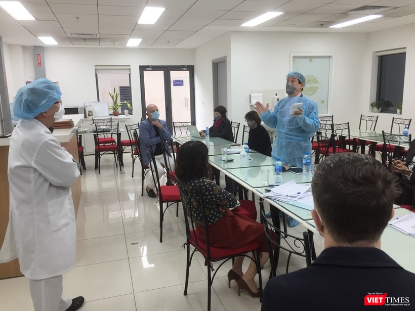 PGS.TS. Lương Ngọc Khuê - Cục Quản lý Khám, chữa bệnh (Bộ Y tế) kiểm tra công tác phòng dịch tại BV Việt Pháp