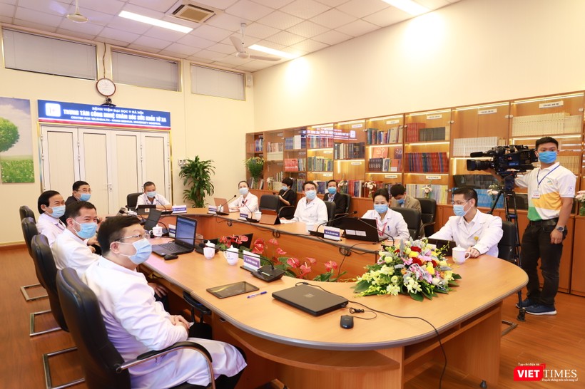 Bác sĩ Bệnh viện Đại học Y Hà Nội hội chẩn, khám bệnh từ xa cho người dân phải cách ly mùa dịch COVID-19