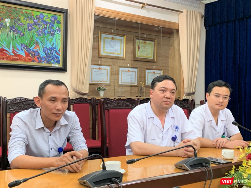 Ths. Thái Bằng Giang (ở giữa) chia sẻ về tình hình sức khỏe của cháu bé