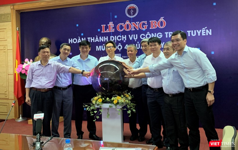 Phó Thủ tướng Vũ Đức Đam và lãnh đạo Bộ Y tế bấm nút hoàn thành 100% dịch vụ công trực tuyến mức độ 4