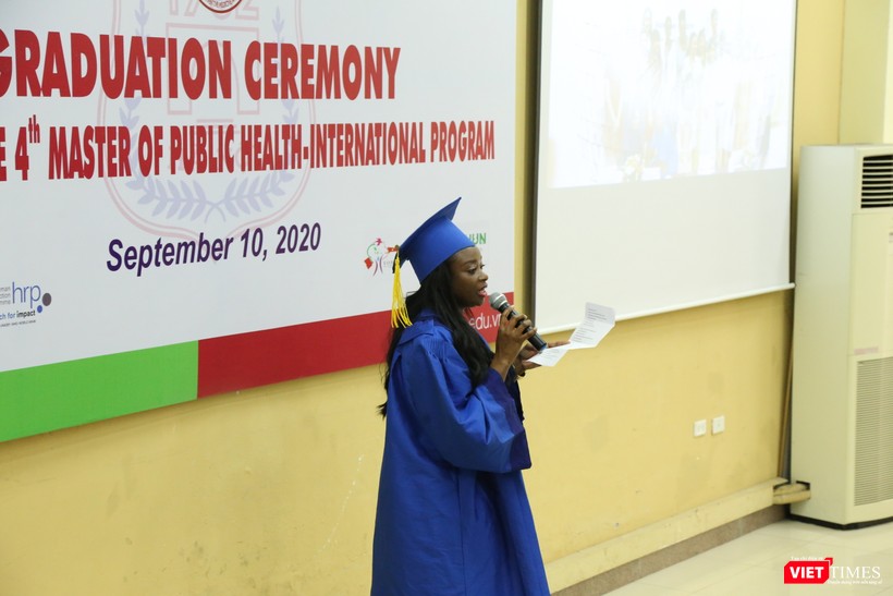 Tân thạc sĩ quốc tế bày tỏ cảm ơn với các thầy cô giáo ở Trường ĐHYHN 