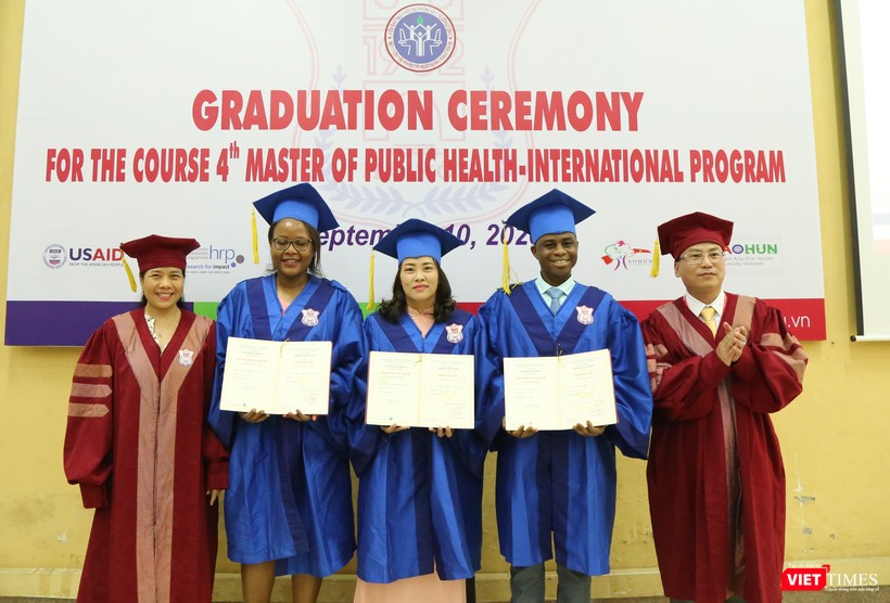 Phó Hiệu trưởng Trường ĐHYHN Phạm Xuân Thắng và GS.TS. Lê Thị Hương – Viện trưởng Viên ĐT YHDP & YTCC –  trao bằng cho các tân thạc sĩ quốc tế