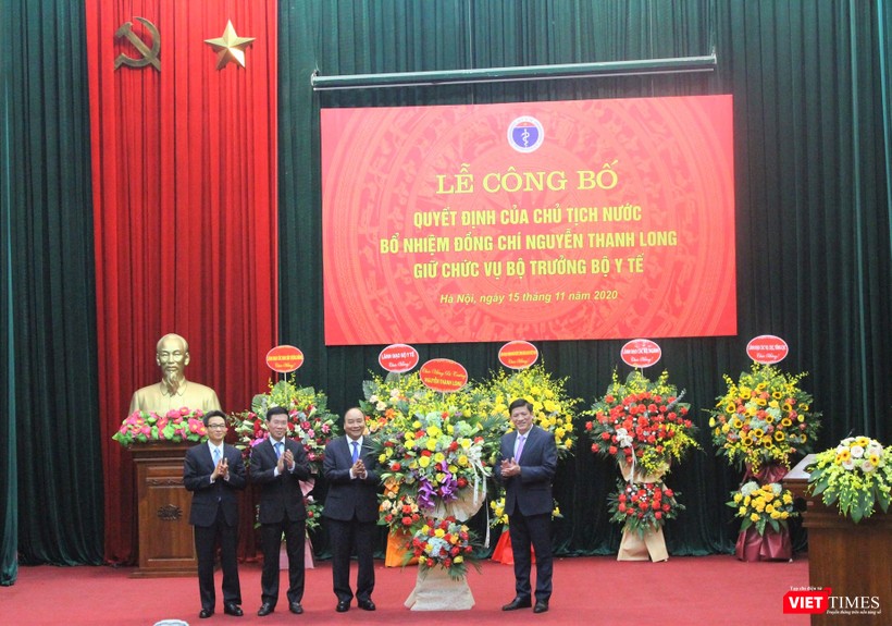 Các đồng chí lãnh đạo Đảng, Nhà nước chúc mừng tân Bộ trưởng Bộ Y tế Nguyễn Thanh Long (ảnh: Thanh Hiếu)