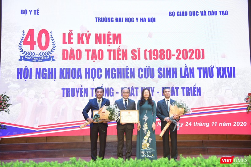 Tặng Bằng khen của Bộ trưởng Bộ GD&amp;ĐT cho tập thể Phòng Quản lý đào tạo sau đại học và cá nhân TS. Nguyễn Ngọc Long
