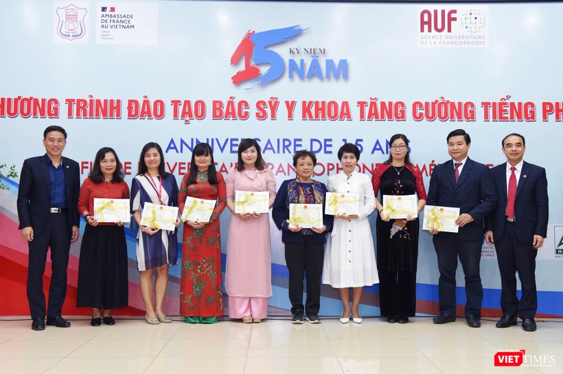 Ban Giám hiệu Trường Đại học Y Hà Nội tặng Giấy khen cho các cá nhân có nhiều đóng góp cho “Chương trình đào tạo bác sĩ y khoa tăng cường bằng tiếng Pháp”.