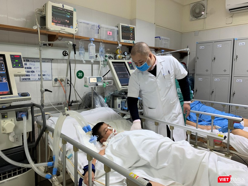 TS. Nguyễn Anh Tuấn - Trưởng khoa Nội Hồi sức thần kinh, Bệnh viện Việt Đức khám cho bệnh nhân đột quỵ đang điều trị tại Bệnh viện TS. Nguyễn Anh Tuấn - Trưởng khoa Nội Hồi sức thần kinh, Bệnh viện Việt Đức khám cho bệnh nhân đột quỵ đang điều trị tại Bệnh viện