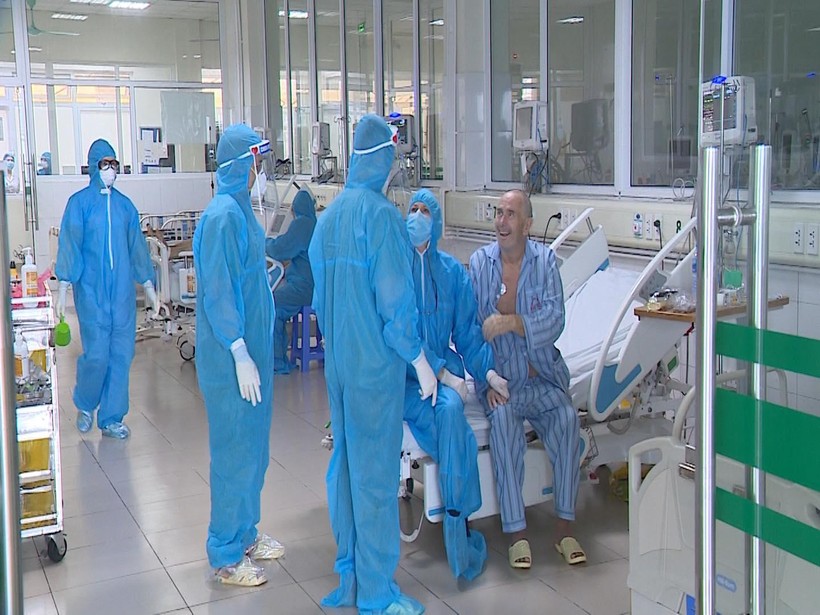 Nụ cười của bệnh nhân COVID-19 người nước ngoài được cứu sống tại Việt Nam