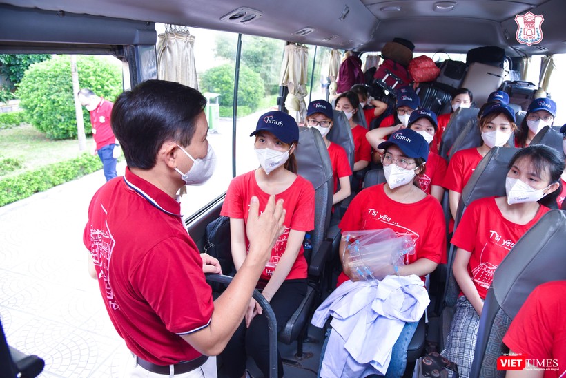 Các cán bộ, sinh viên lên đường trong sự tiễn đưa nồng hậu của các thầy cô, lãnh đạo nhà trường