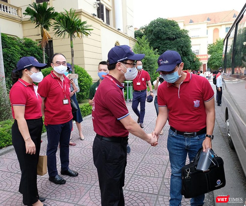 GS.TS. Tạ Thành Văn - Chủ tịch Hội đồng Trường Đại học Y Hà Nội - chúc các các bộ lên đường mạnh khoẻ và xứng đáng là giảng viên của ngôi trường danh giá