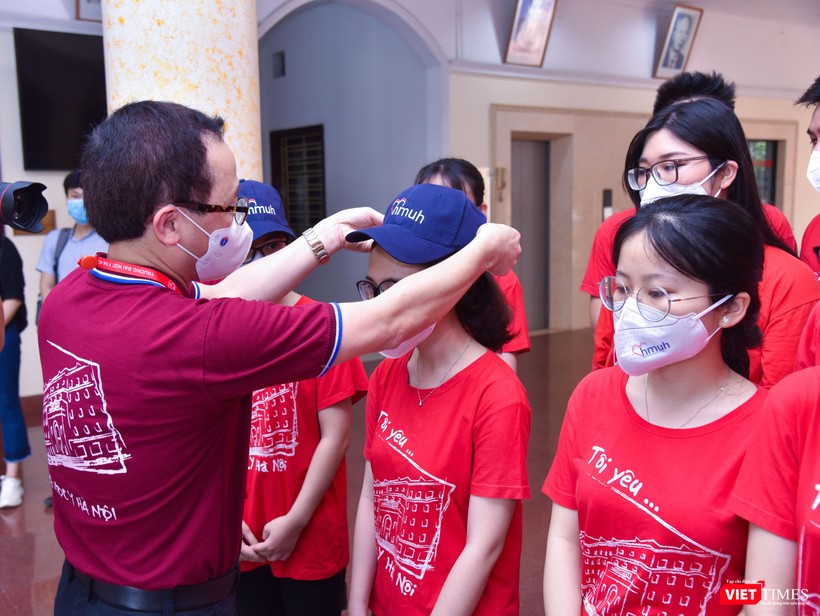 GS.TS. Tạ Thành Văn - Chủ tịch Hội đồng Trường Đại học Y Hà Nội - tặng quà và ân cần dặn dò các cán bộ, sinh viên lên đường "thượng lộ bình an" và hoàn thành tốt nhiệm vụ