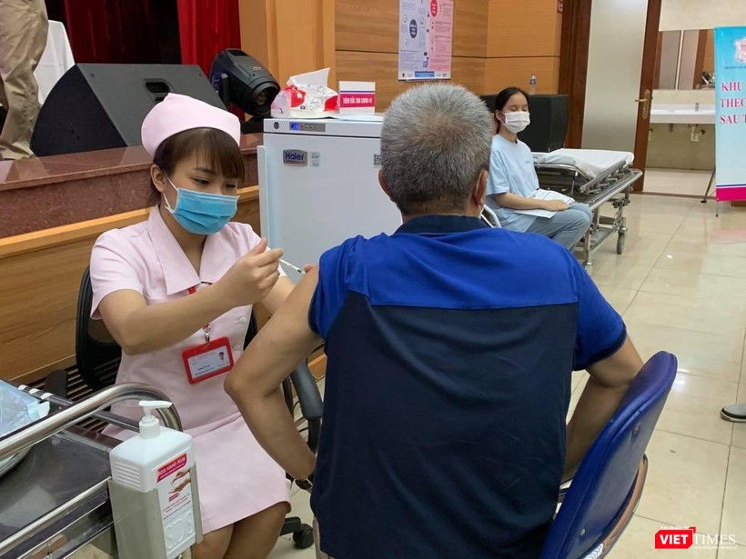 Tiêm phòng Covid-19 cho người cao tuổi