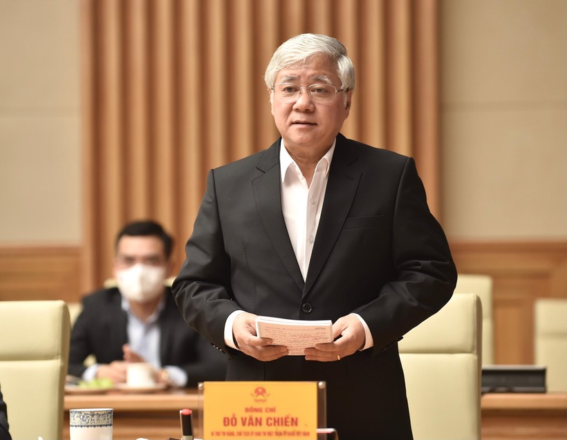 Đồng chí Đỗ Văn Chiến, Bí thư Trung ương Đảng, Chủ tịch Ủy ban Trung ương Mặt trận Tổ quốc Việt Nam thay mặt cử tri, nhân dân cả nước gửi lời tri ân sâu sắc tới lực lượng tuyến dầu trong phòng chống dịch, trong đó có các thầy thuốc. Ảnh: VGP/Nhật Bắc