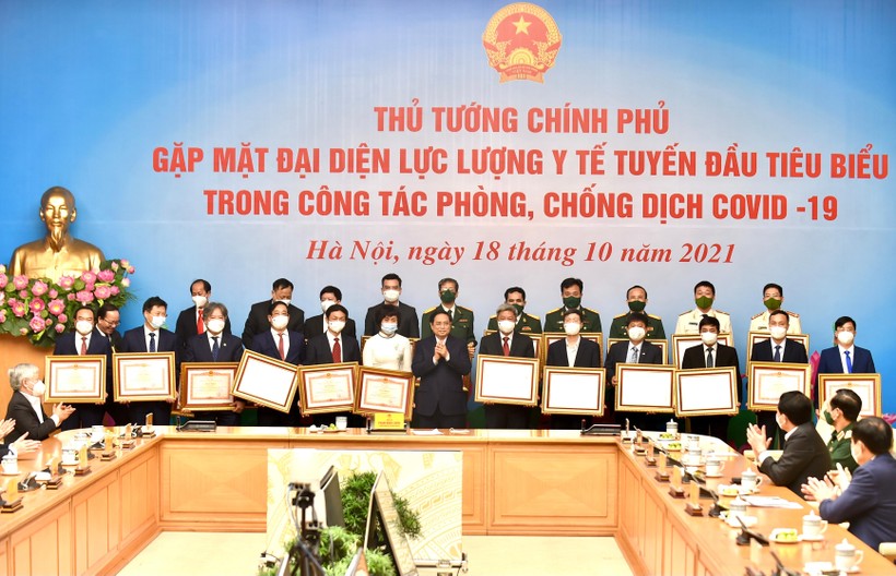 Thủ tướng Chính phủ tặng bằng khen cho các thầy thuốc tiêu biểu trong phòng chống dịch COVID-19 - Ảnh VGP/Nhật Bắc
