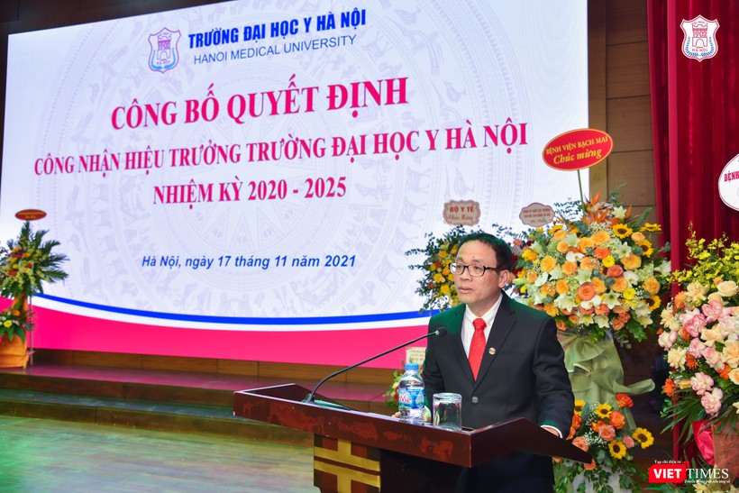 GS. TS. Tạ Thành Văn - Bí thư Đảng uỷ, Chủ tịch Hội đồng Trường Đại học Y Hà Nội phát biểu chúc mừng tân Hiệu trưởng