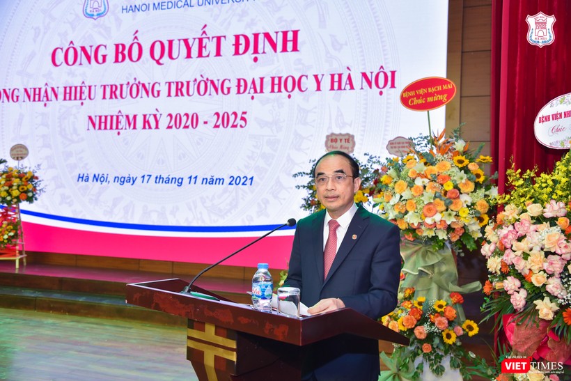GS.TS. Nguyễn Hữu Tú - Hiệu trưởng Trường Đại học Y Hà Nội - phát biểu tại buổi lễ
