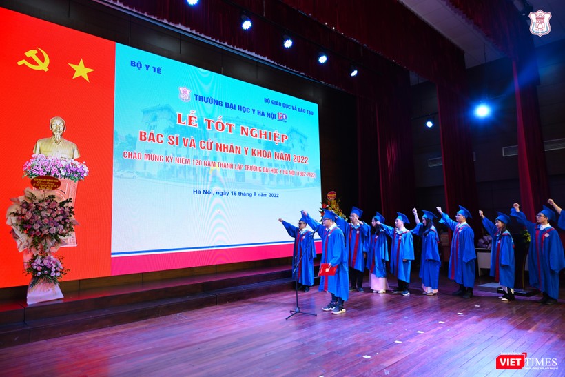 Đại diện các tân bác sĩ và cử nhân y khoa đọc lời thề trước khi nhận bằng tốt nghiệp