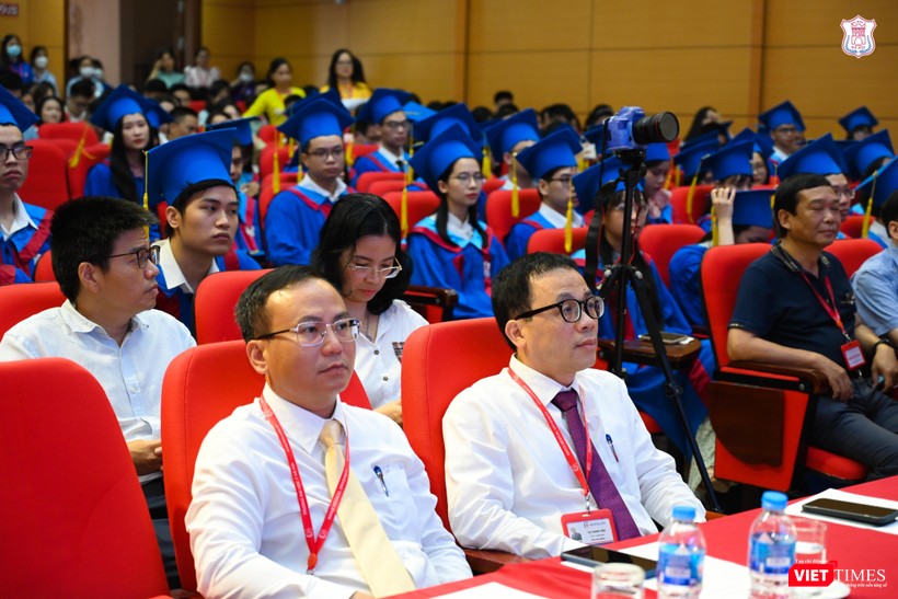 Các đại biểu dự lễ trao bằng tốt nghiệp cho các tân bác sĩ và cử nhân y khoa diễn ra sáng nay, 16/8