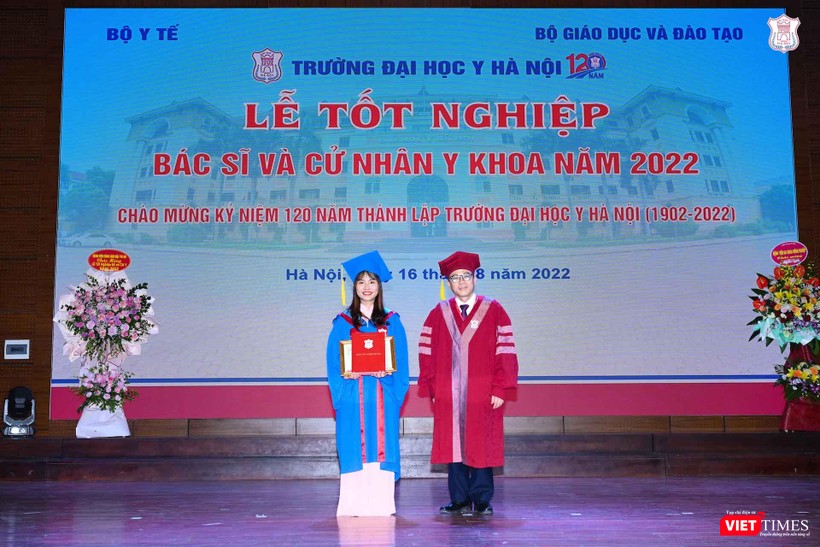 GS.TS.NGND. Tạ Thành Văn – Bí thư Đảng ủy, Chủ tịch Hội đồng Trường Đại học Y Hà Nội - trao giấy khen và phần thưởng cho sinh là thủ khoa của khóa học và công tác tốt toàn khóa