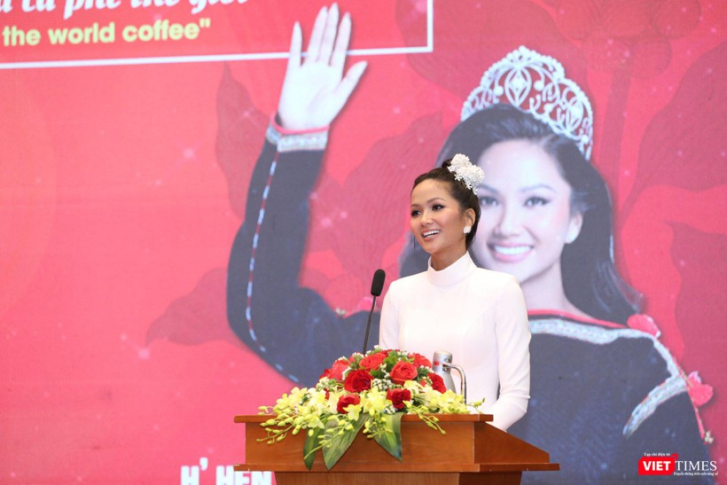 Hoa hậu H’Hen Niê tự hào được sinh ra trong một gia đình trồng cà phê, trên mảnh đất “Thủ phủ cà phê”.