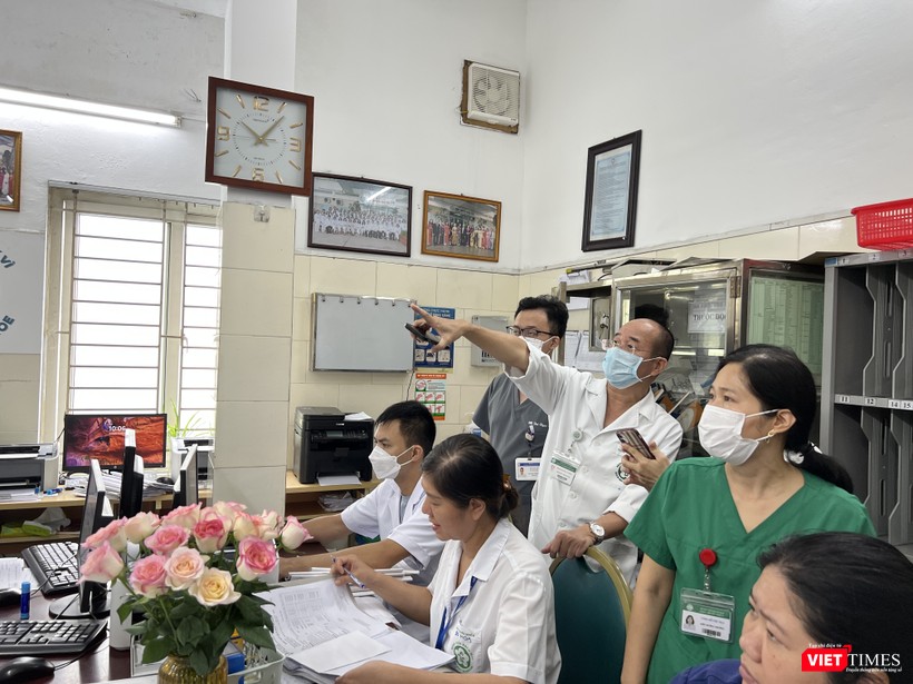 PGS.TS. Đỗ Duy Cường - Giám đốc Trung tâm Bệnh Nhiệt đới (Bệnh viện Bạch Mai) - chỉ đạo các bác sĩ phân loại bệnh nhân SXH tại Trung tâm VT_ Phòng họp.JPG