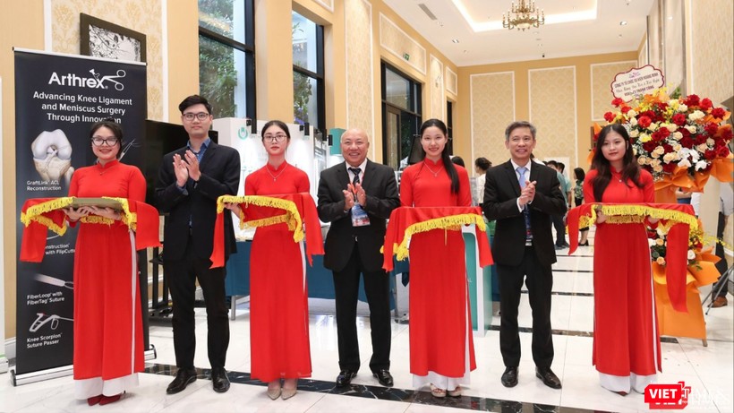 Các đại biểu cắt băng khai mạc triền lãm và hội nghị CTCH toàn quốc 