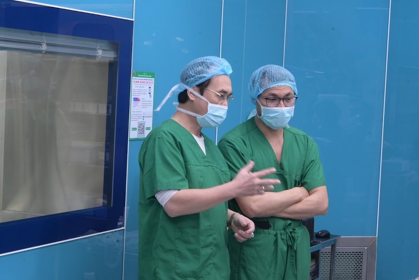 PGS.TS. Vũ Xuân Phú (trái) - Phó Giám đốc BV Phổi Trung ương - trực tiếp có mặt suốt quá trình ghép phổi để cùng Ban Giám đốc chỉ đạo, xử lý kịp thời các tình huống img-1334-4843.jpeg