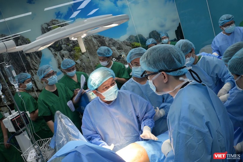 TS.BSCC. Đinh Văn Lượng - Giám đốc BV Phổi Trung ương - trực tiếp tham gia ca ghép cùng các chuyên gia của các BV bạn phối hợp vt-anh-luong-5465.jpg
