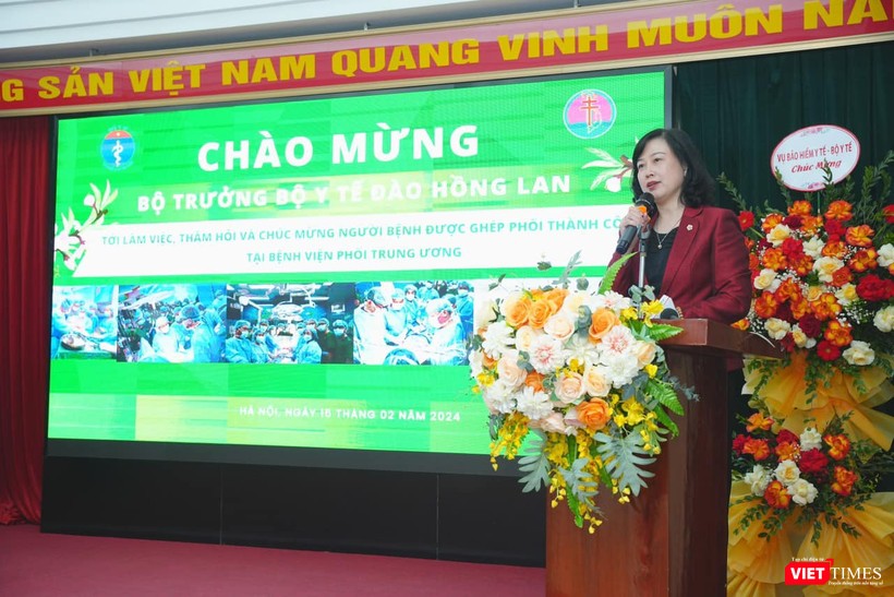 Bộ trưởng Bộ Y tế Đào Hồng Lan đánh giá ca ghép phổi thành công là một tin rất vui của BV Phổi Trung ương nói riêng và của ngành Y tế nói chung vt-bo-truong-3146.jpg
