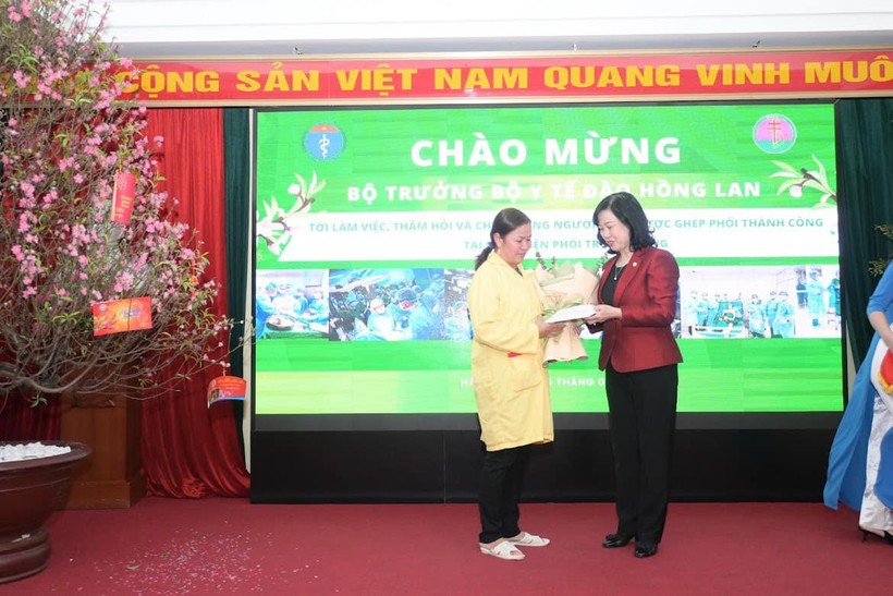 Bộ trưởng Đào Hồng Lan tặng hoa chúc mừng mẹ của bệnh nhân nữ được ghép phổi thành công vt-tang-hoa-me-bn-7620.jpg