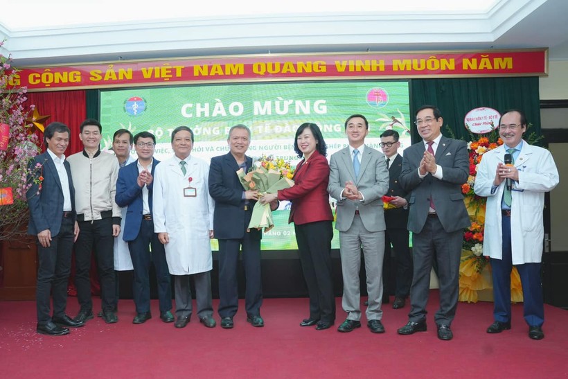 Bộ trưởng Bộ Y tế tặng hoa chúc mừng lãnh đạo BV Phổi Trung ương và ekip thực hiện ca ghép tạng vt-trao-hoa-9317.jpg