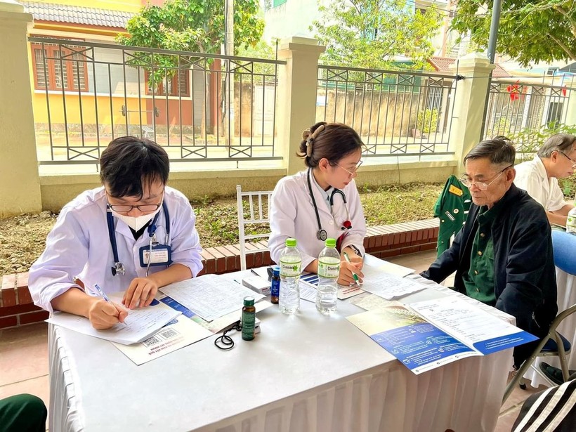 Các thầy thuốc của Hội Cựu chiến binh Trường Đại học Y Hà Nội và Bệnh viện Đại học Y Hà Nội khám sức khoẻ, cấp thuốc miễn phí cho các cựu binh ở Điện Biên anh-9.jpg