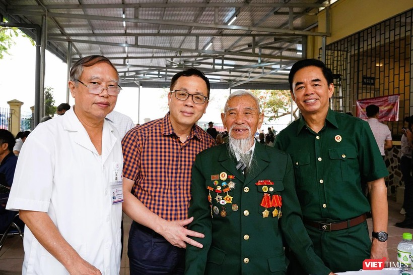 Cuộc gặp gỡ tình cờ của ba cựu chiến binh (CCB) là chiến sĩ ba giai đoạn chiến tranh bảo vệ tổ quốc tại Điện Biên: CCB Lê Tuấn (thứ 2 từ phải sang) chiến sĩ Điện Biên Phủ; PGS.TS Nguyễn Minh Sơn 1975 (ngoài cùng bên phải) thời kỳ chống Mỹ; PGS.TS Nguyễn Công Hoan (áo trắng) trong cuộc chiến biên giới phía Bắc, cùng GS.TS Tạ Thành Văn - Chủ tịch Hội đồng Trường Đại học Y Hà Nội VT_ ảnh Dien Bien.jpg