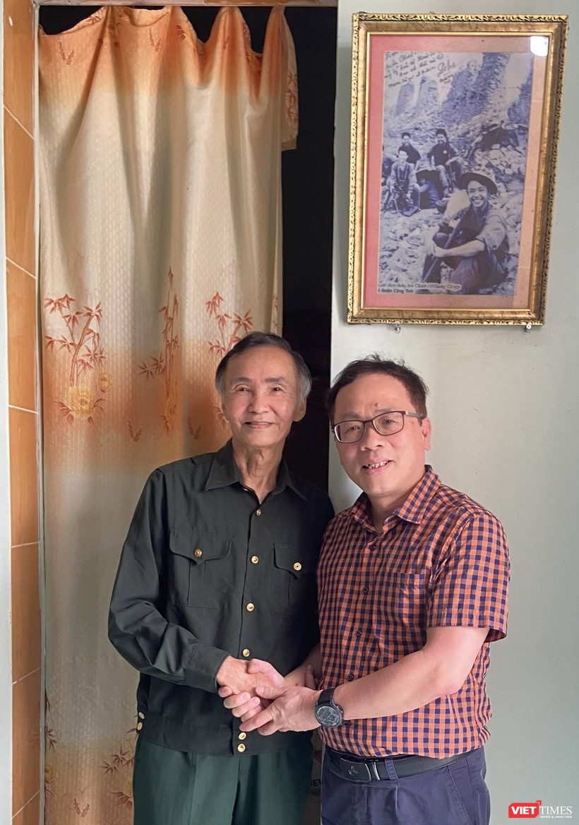 Cựu binh Lê Xuân Chinh (trái) và GS. Tạ Thành Văn bên bức ảnh "Nụ cười chiến thắng” VT_ CCB .jpg