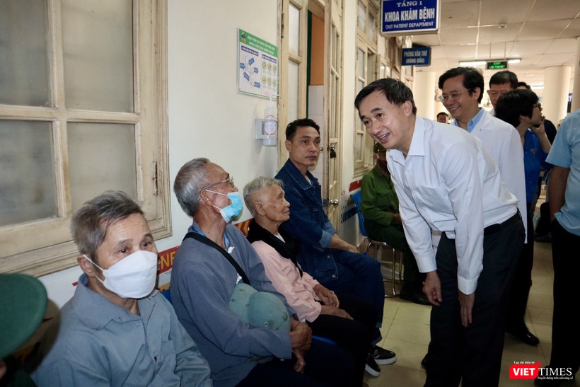 VT_Tham hỏi bà con.jpg