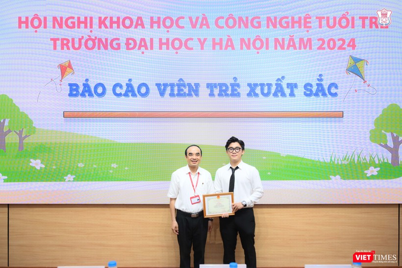 GS. Nguyễn Hữu Tú - Hiệu trưởng Trường Đại học Y Hà Nội - trao giải báo cáo viên trẻ xuất sắc là người ít tuổi nhất VT_BC trẻ SX.JPG