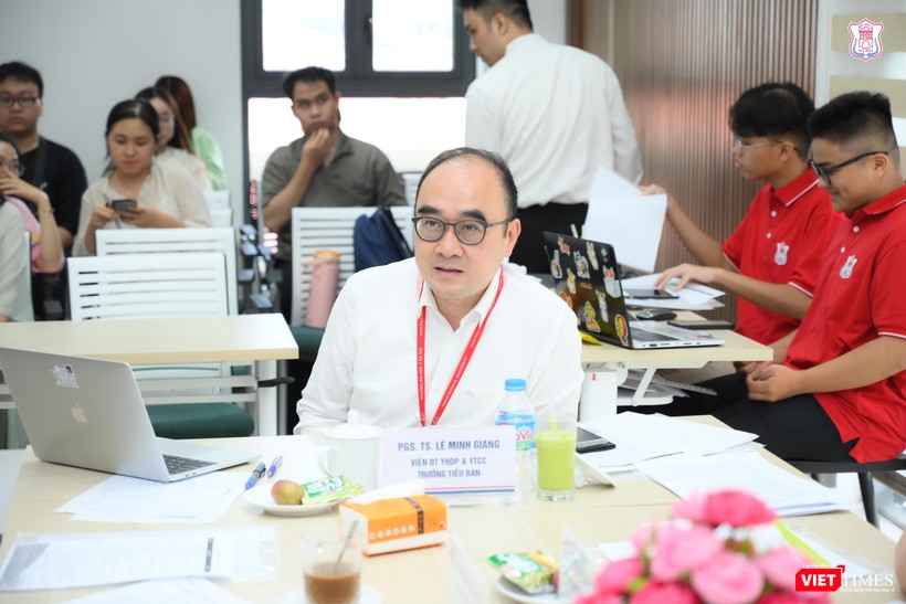 PGS. Lê Minh Giang - Viện trưởng Viện Đào tạo YHDP&YTCC - Giám khảo, là một nhà khoa học trẻ, có nhiều thành tựu VT_ Giang.JPG