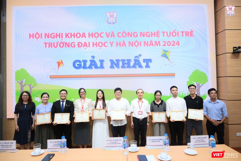 Trao giải Nhất cho các nhà khoa học trẻ VT_ Nhat.JPG