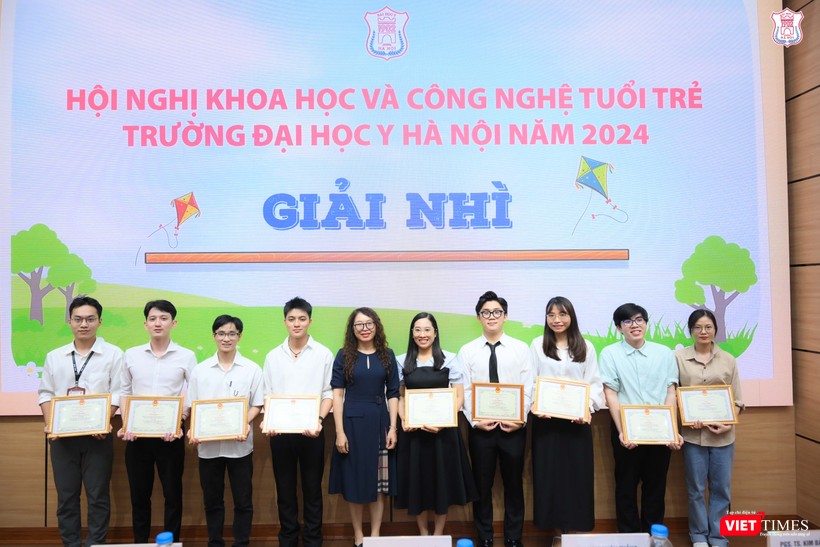 Các nhà khoa học trẻ giành giải Nhì VT_nhi.JPG