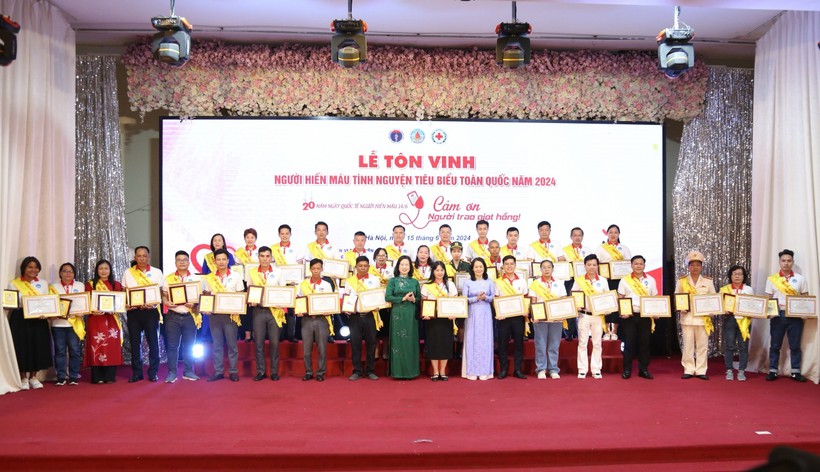 Tôn vinh 100 người hiến máu tình nguyện tiêu biểu nhất cả nước IMG_7289.jpeg