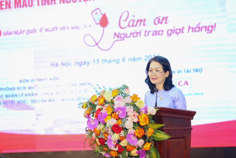 Bà Bùi Thị Hòa- Chủ tịch Trung ương Hội Chữ thập đỏ Việt Nam, Phó Trưởng ban thường trực Ban Chỉ đạo quốc gia Vận động HMTN IMG_7293.jpeg
